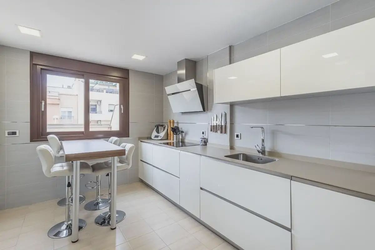5 bedroom Terraced Villa for sale in Granada city with garage - € 478,000 (Ref: 9837541)
