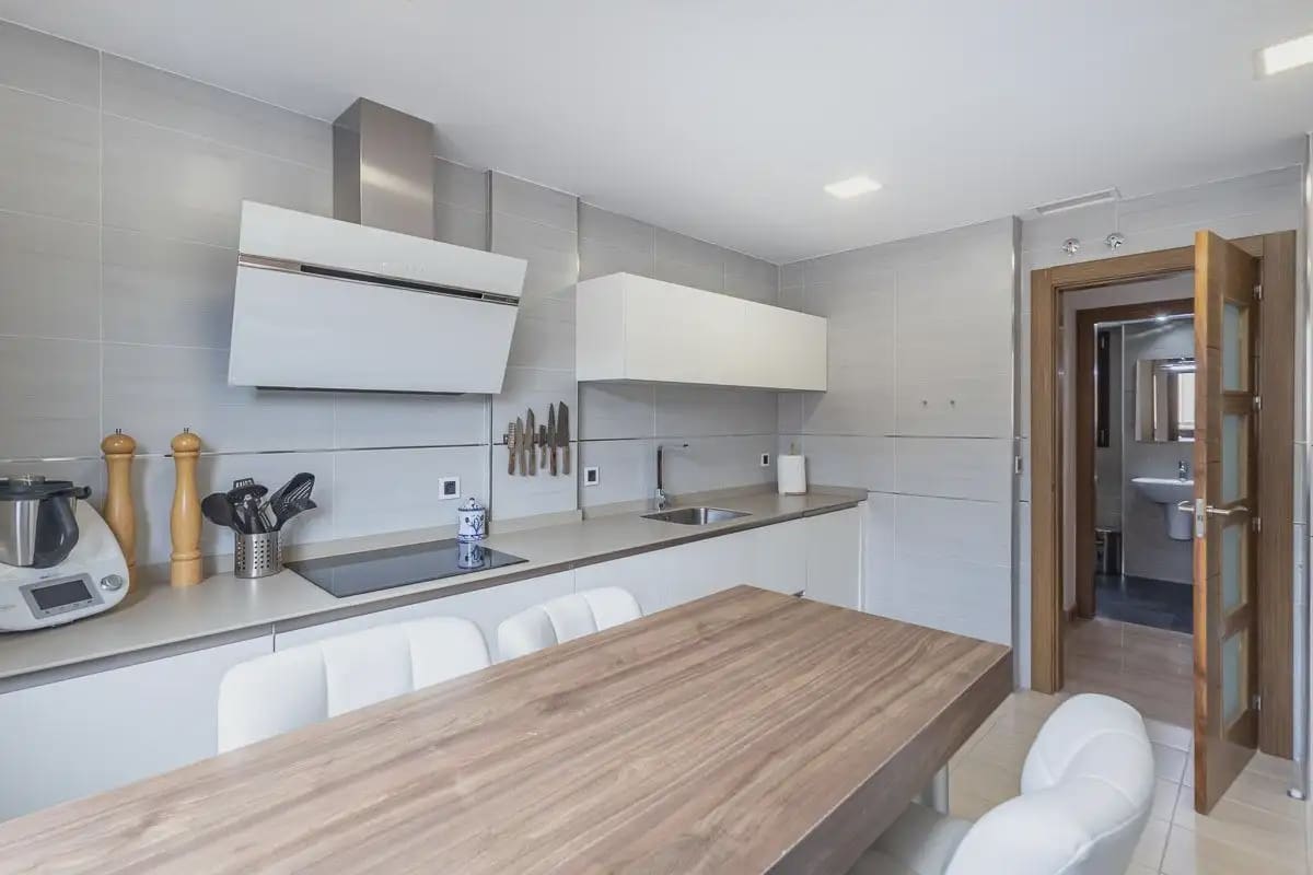 5 bedroom Terraced Villa for sale in Granada city with garage - € 478,000 (Ref: 9837541)