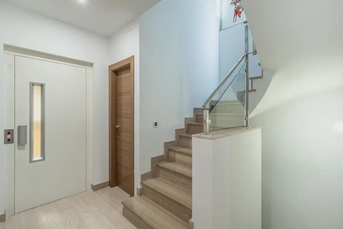 5 bedroom Terraced Villa for sale in Granada city with garage - € 478,000 (Ref: 9837541)