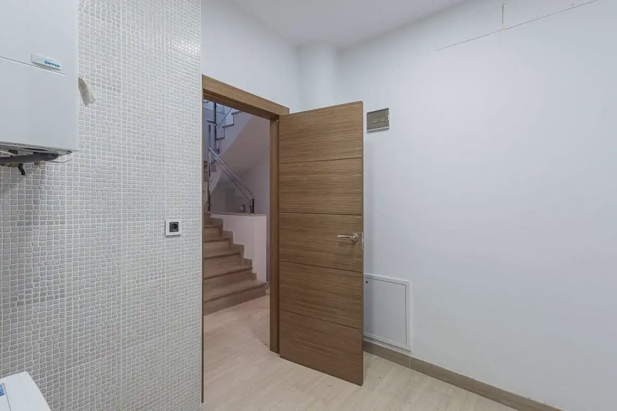 5 bedroom Terraced Villa for sale in Granada city with garage - € 478,000 (Ref: 9837541)