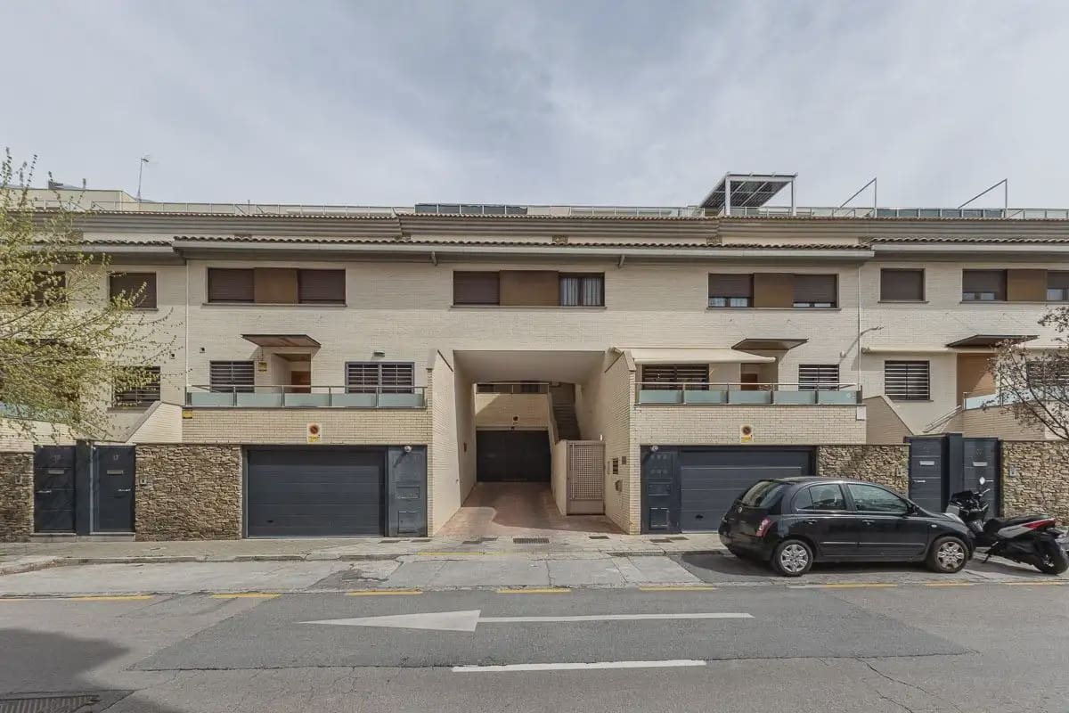 5 bedroom Terraced Villa for sale in Granada city with garage - € 478,000 (Ref: 9837541)