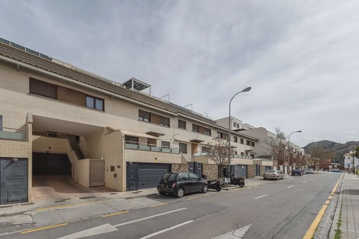 5 bedroom Terraced Villa for sale in Granada city with garage - € 478,000 (Ref: 9837541)