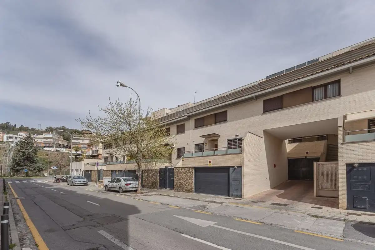 5 bedroom Terraced Villa for sale in Granada city with garage - € 478,000 (Ref: 9837541)