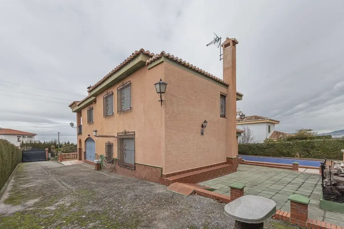 Villa for sale in Otura with pool - € 399,000 (Ref: 9837542)