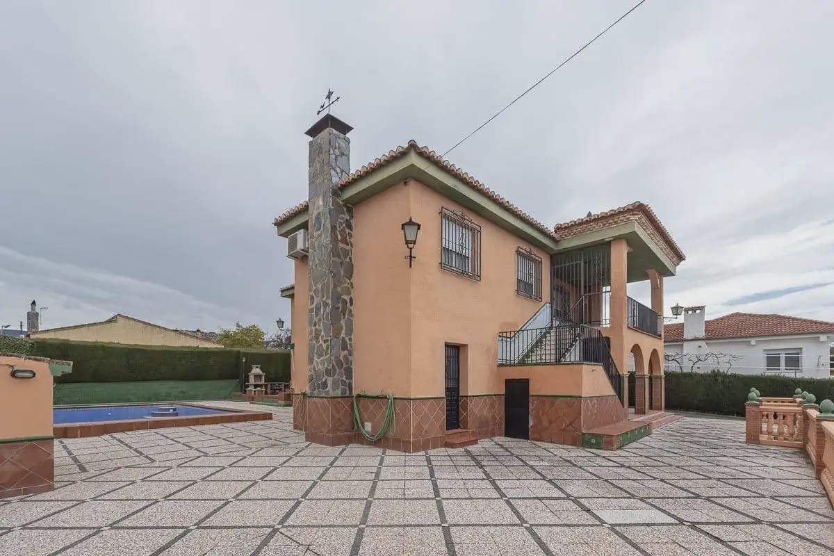 Villa for sale in Otura with pool - € 399,000 (Ref: 9837542)