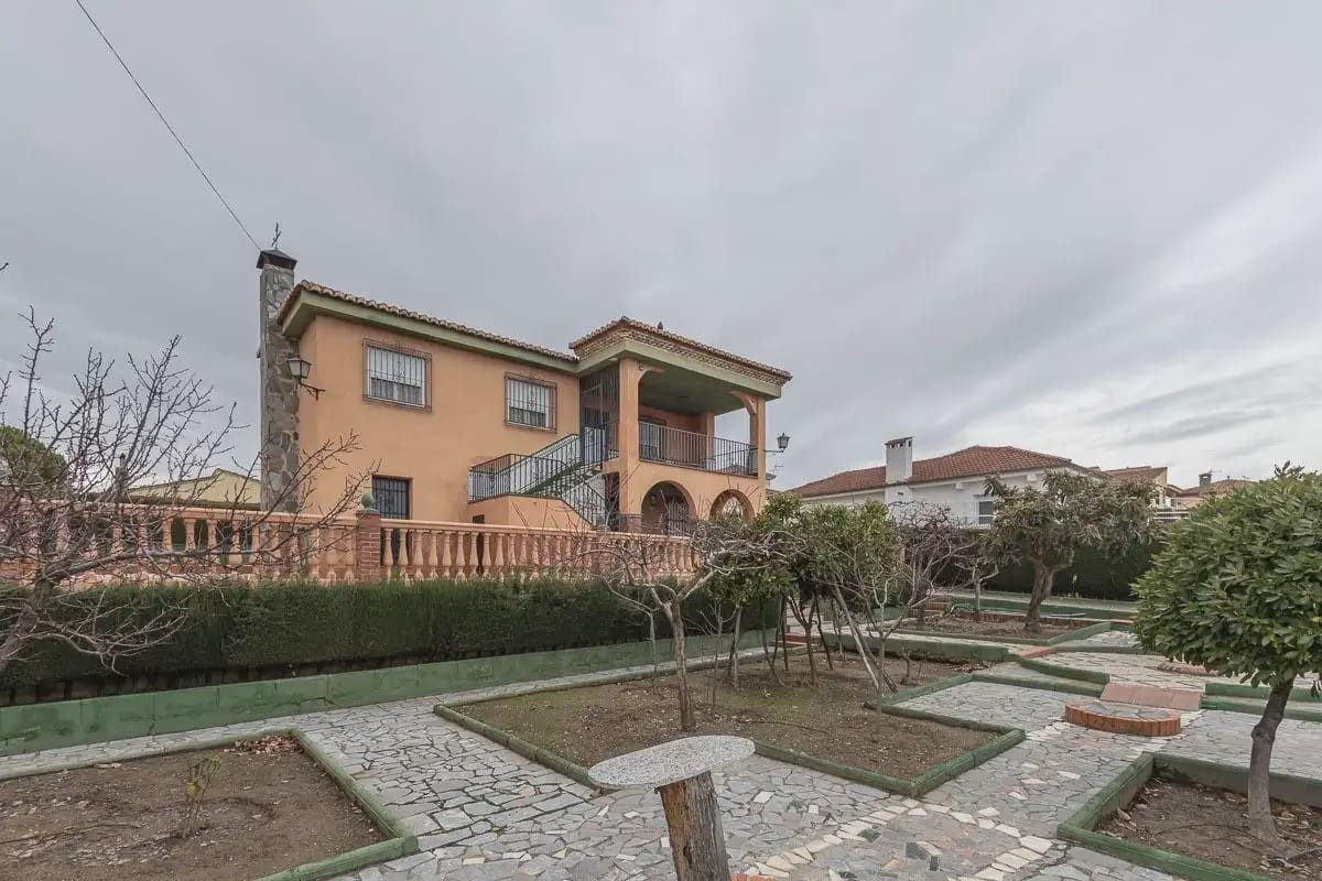 Villa for sale in Otura with pool - € 399,000 (Ref: 9837542)