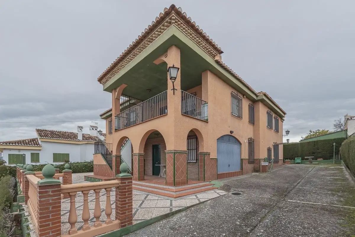 Villa for sale in Otura with pool - € 399,000 (Ref: 9837542)
