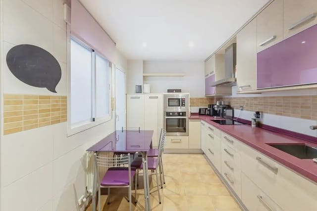 Hus til salgs i Güevéjar med garasje - € 245 000 (Ref: 9837555)