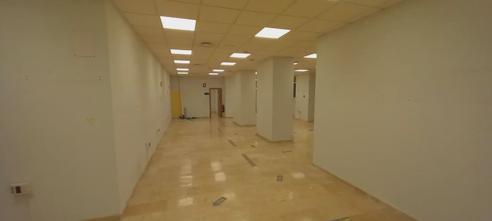 Commercial for rent in Granada city - € 2,800 (Ref: 9837558)