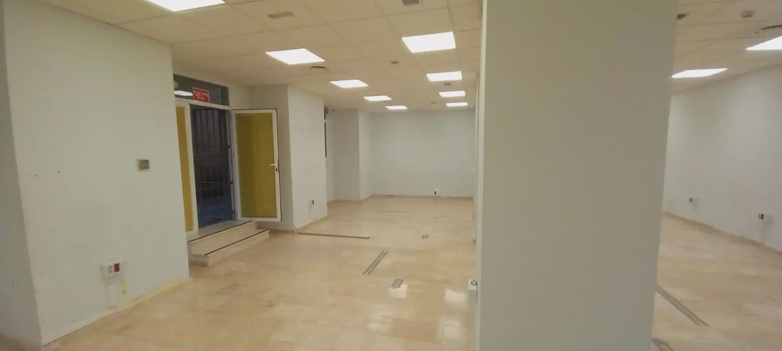 Commercial for rent in Granada city - € 2,800 (Ref: 9837558)