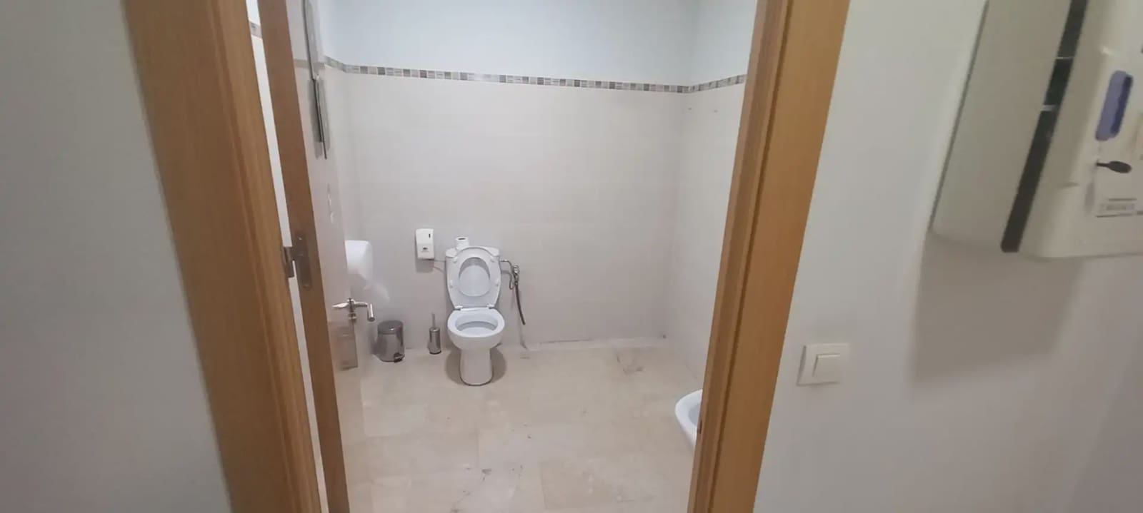 Commercial for rent in Granada city - € 2,800 (Ref: 9837558)