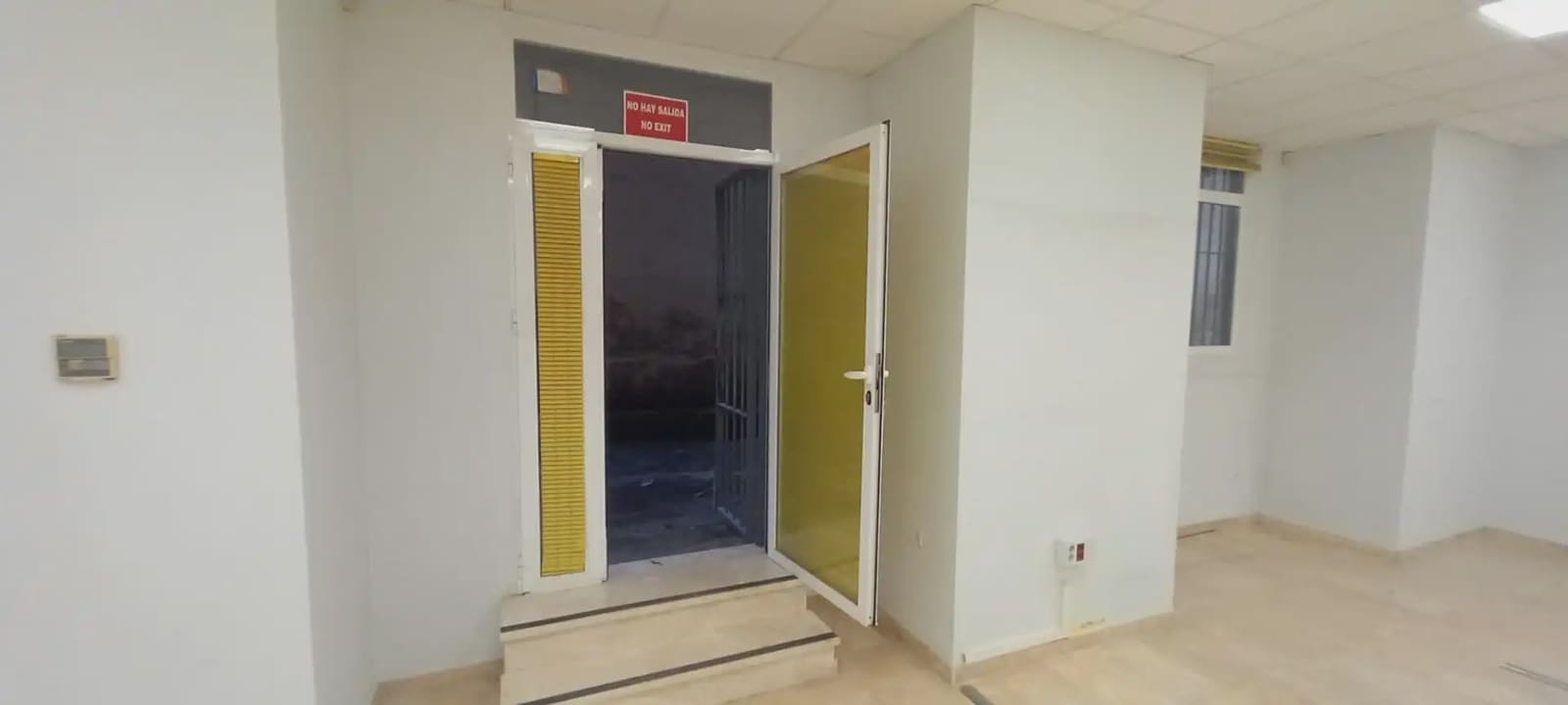 Commercial for rent in Granada city - € 2,800 (Ref: 9837558)