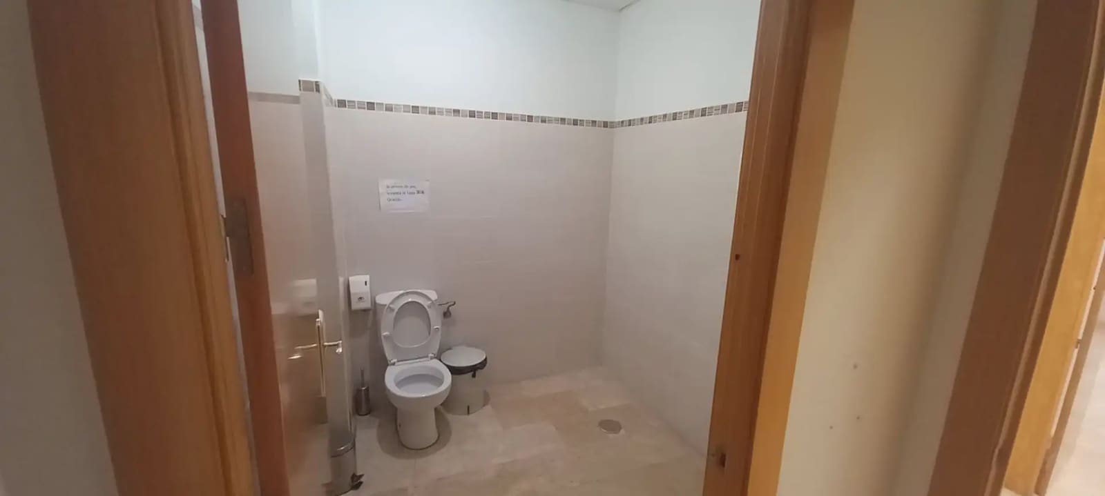 Commercial for rent in Granada city - € 2,800 (Ref: 9837558)