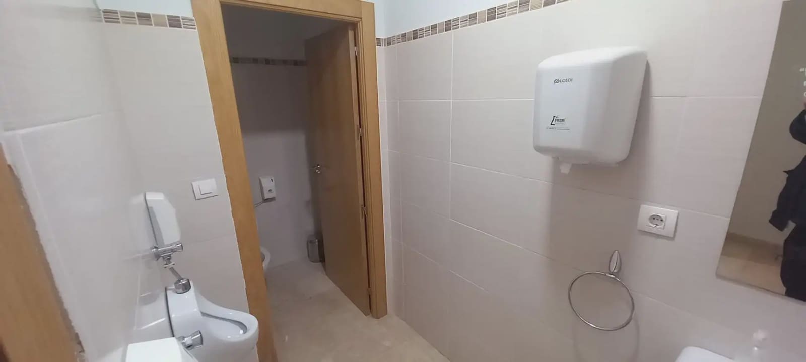 Commercial for rent in Granada city - € 2,800 (Ref: 9837558)