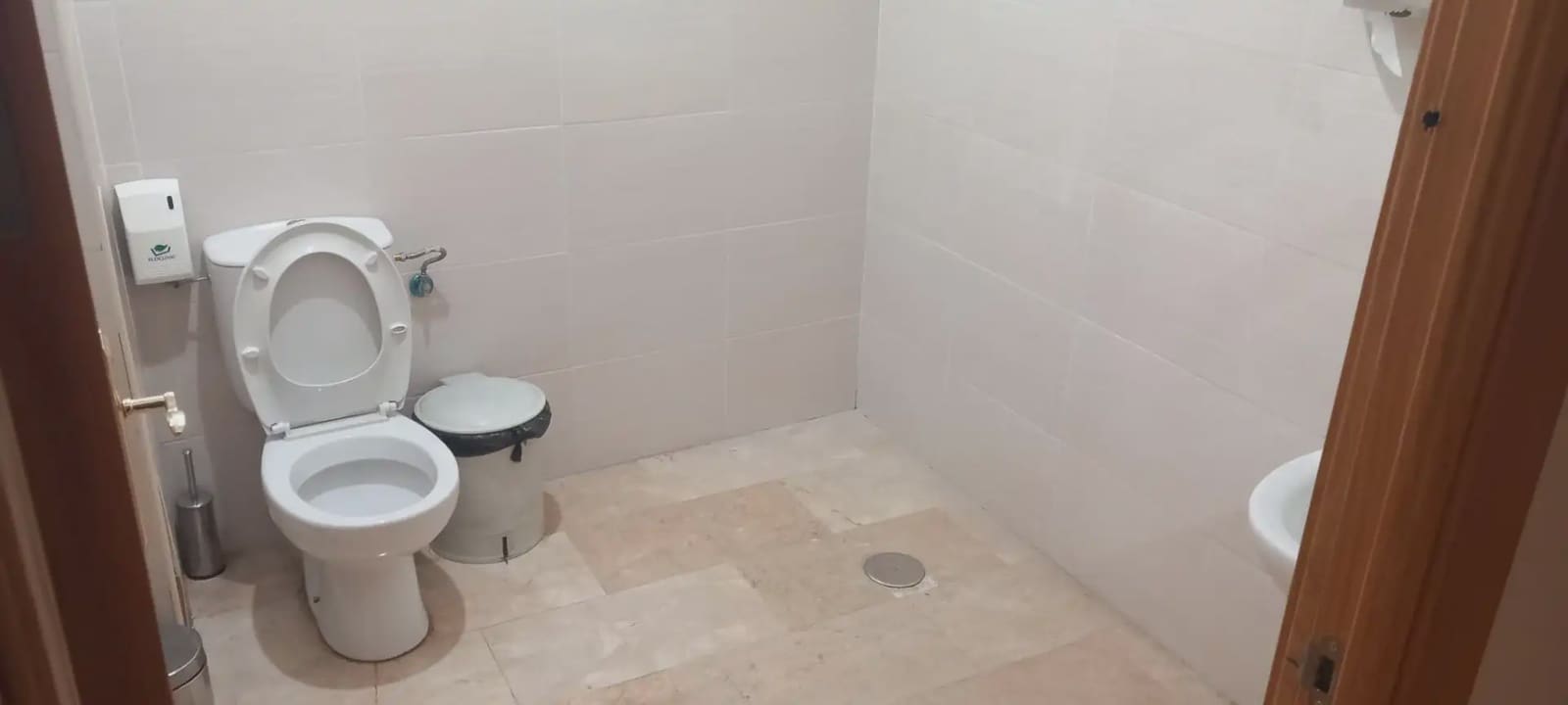 Commercial for rent in Granada city - € 2,800 (Ref: 9837558)
