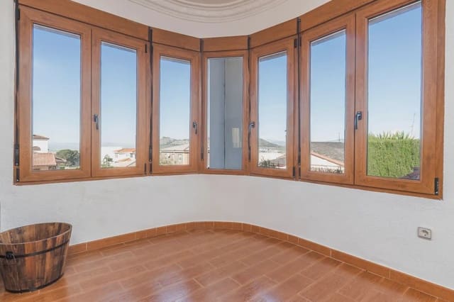 Villa til salgs i Peligros med garasje - € 392 000 (Ref: 9837564)