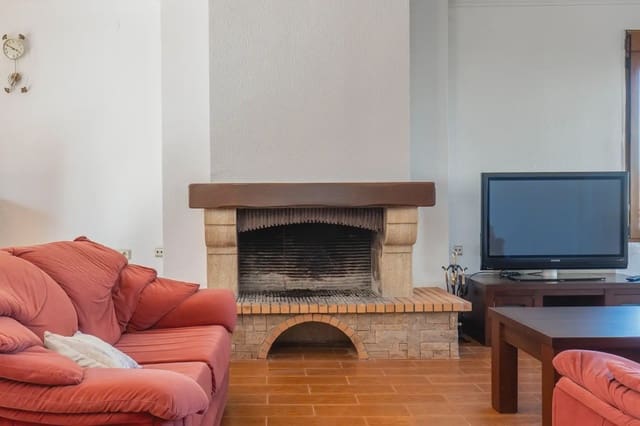Villa til salgs i Peligros med garasje - € 392 000 (Ref: 9837564)