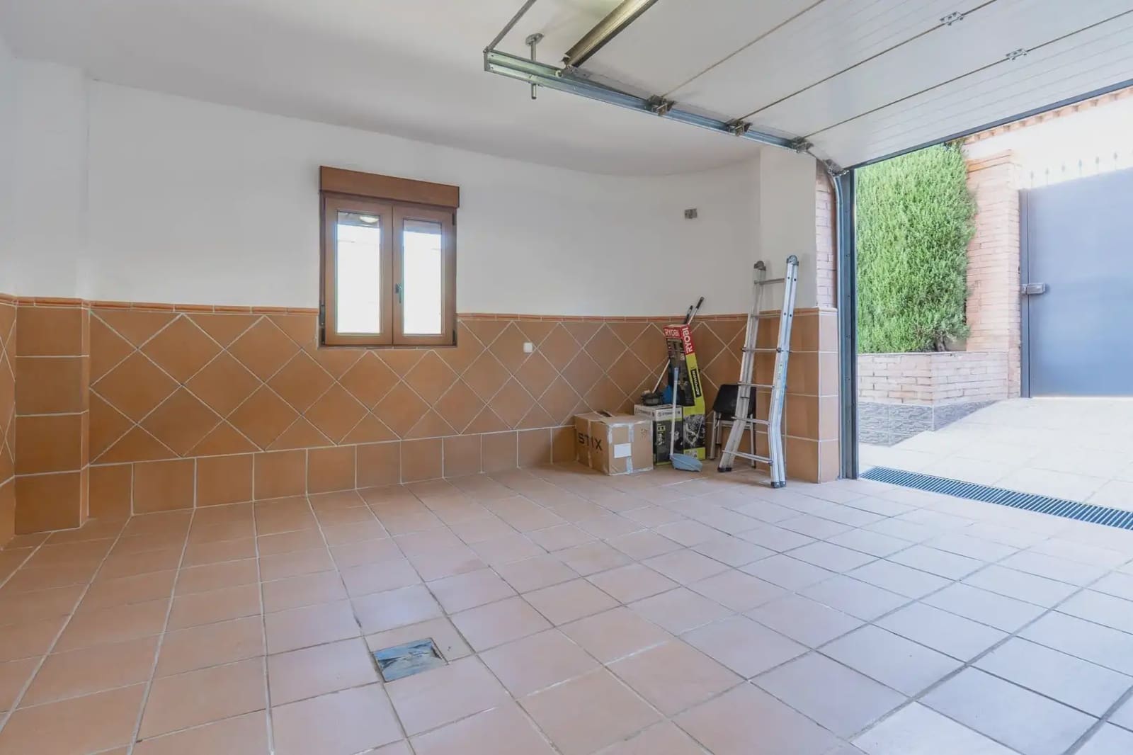 Villa/Maison à vendre à Peligros avec garage - 392 000 € (Ref: 9837564)