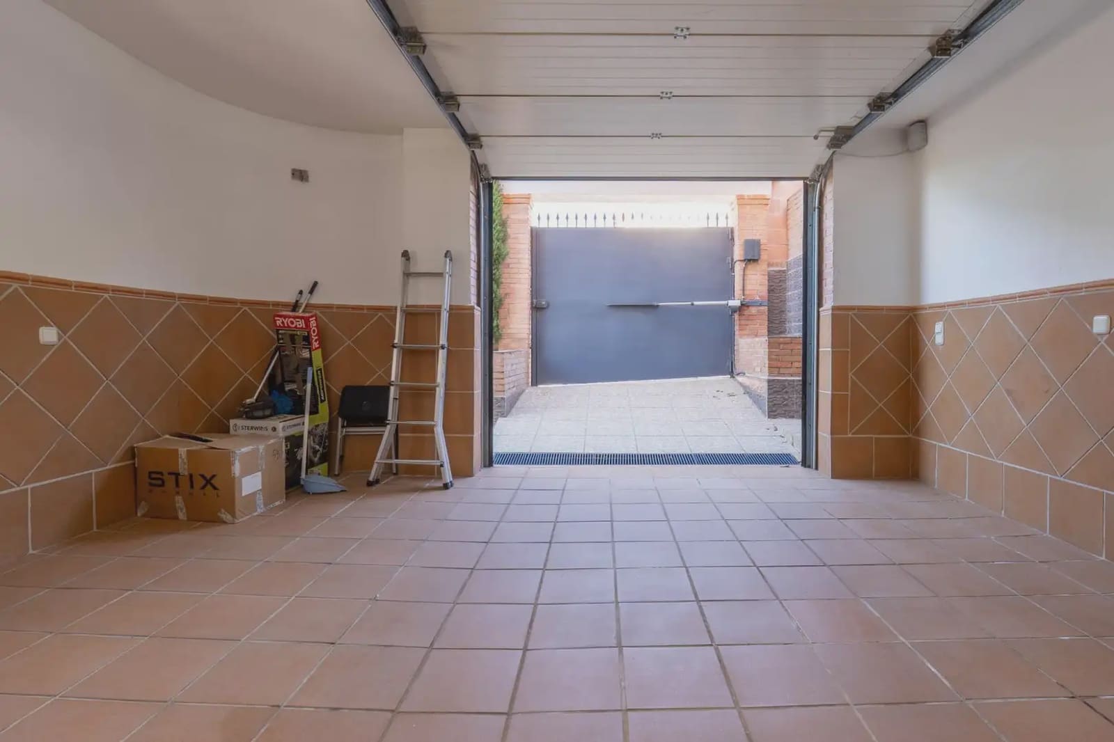 Villa/Maison à vendre à Peligros avec garage - 392 000 € (Ref: 9837564)