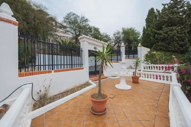 Villa til salgs i Salobreña med garasje - € 440 000 (Ref: 9837566)