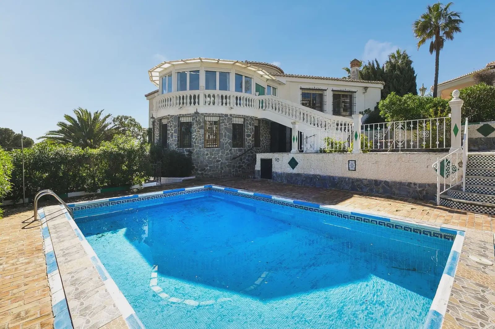 Villa for sale in Almunecar with pool garage - € 1,050,000 (Ref: 9837569)