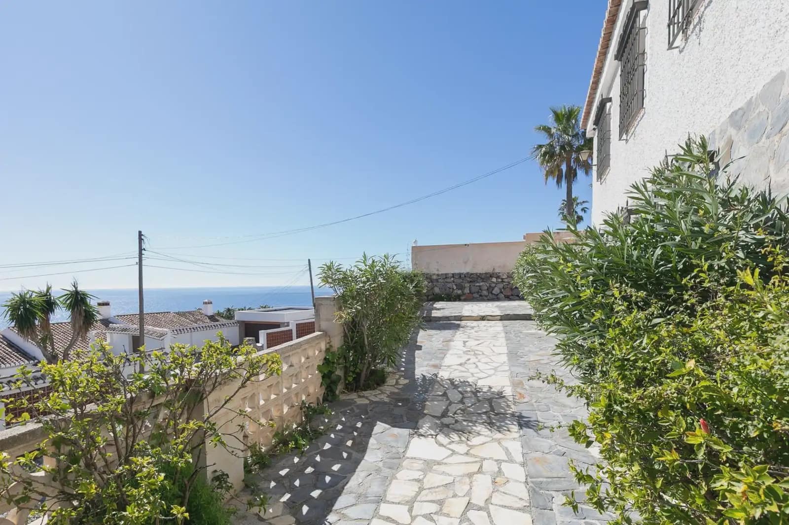 Villa for sale in Almunecar with pool garage - € 1,050,000 (Ref: 9837569)