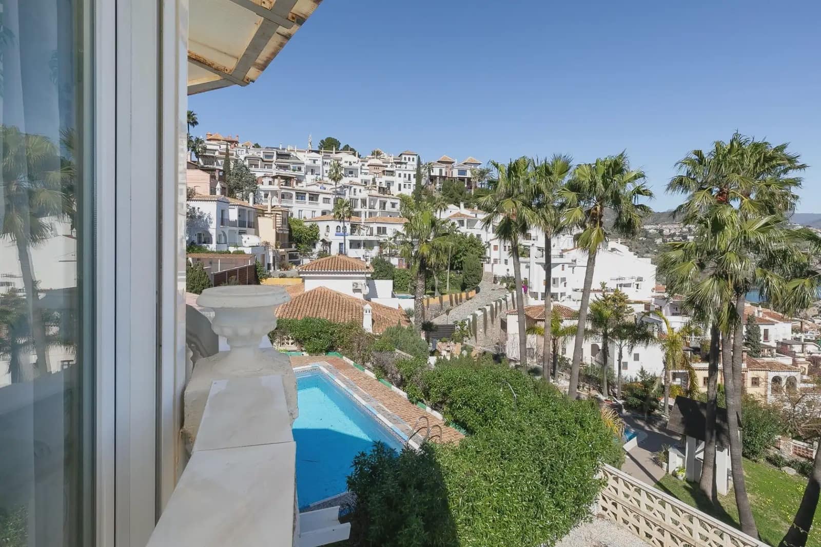 Villa for sale in Almunecar with pool garage - € 1,050,000 (Ref: 9837569)