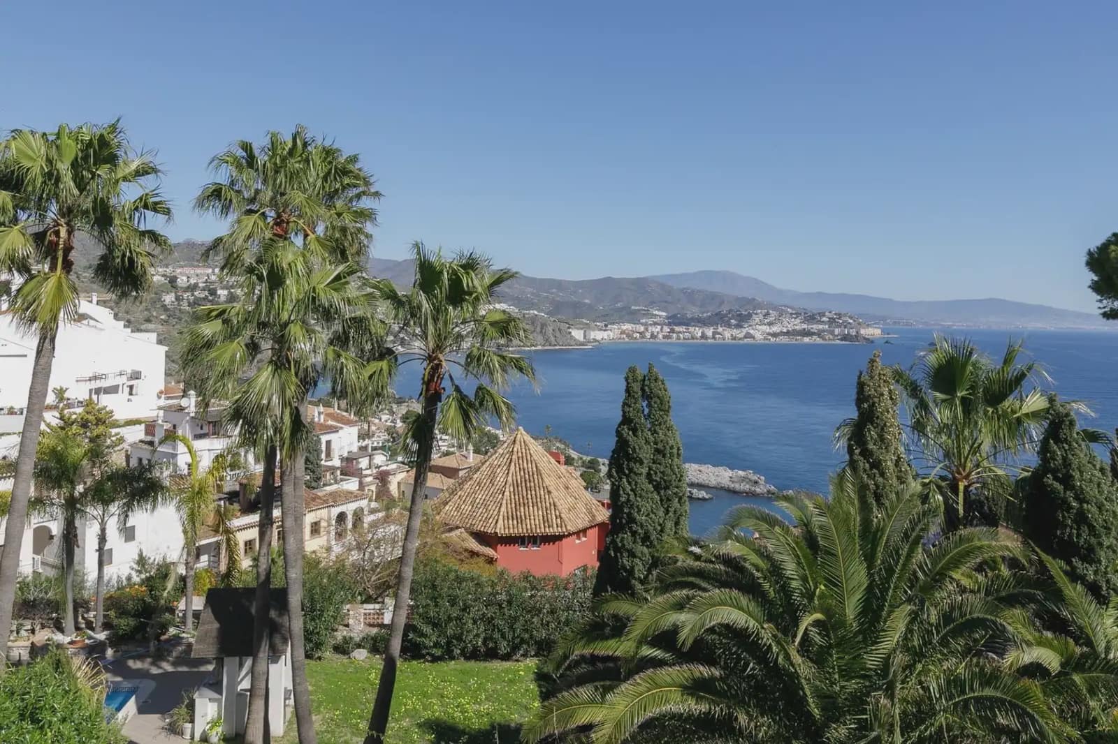 Villa for sale in Almunecar with pool garage - € 1,050,000 (Ref: 9837569)