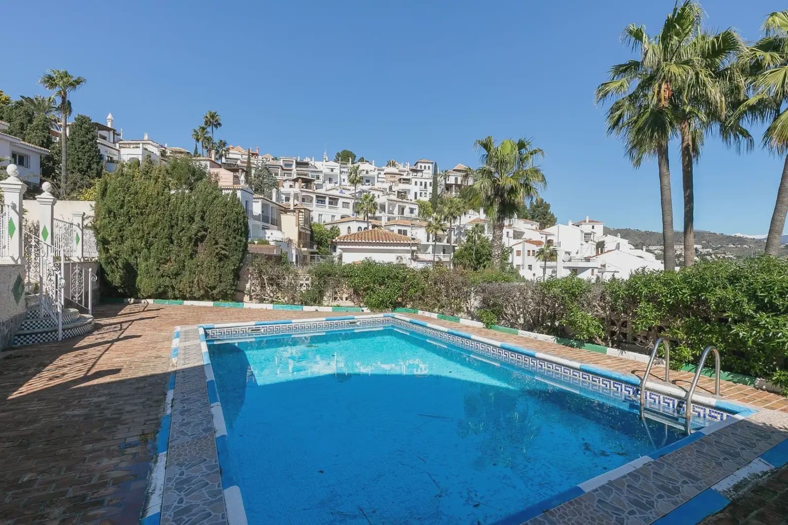 Villa for sale in Almunecar with pool garage - € 1,050,000 (Ref: 9837569)