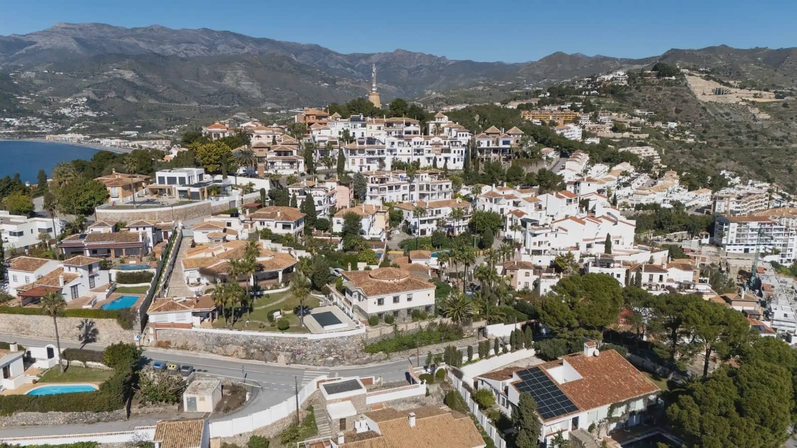 Villa for sale in Almunecar with pool garage - € 1,050,000 (Ref: 9837569)