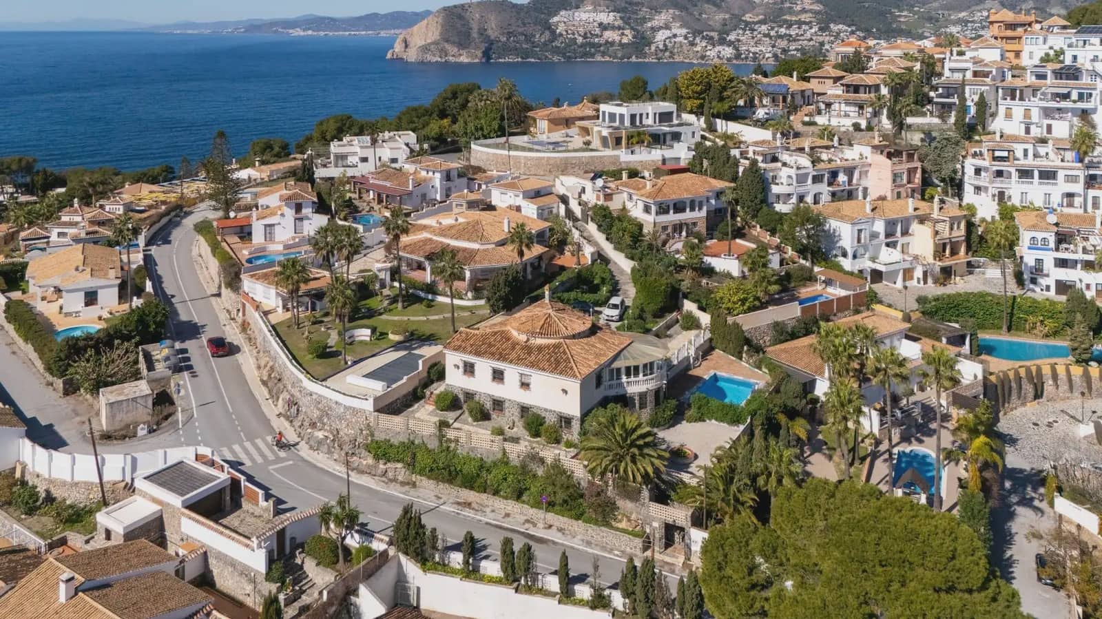 Villa for sale in Almunecar with pool garage - € 1,050,000 (Ref: 9837569)