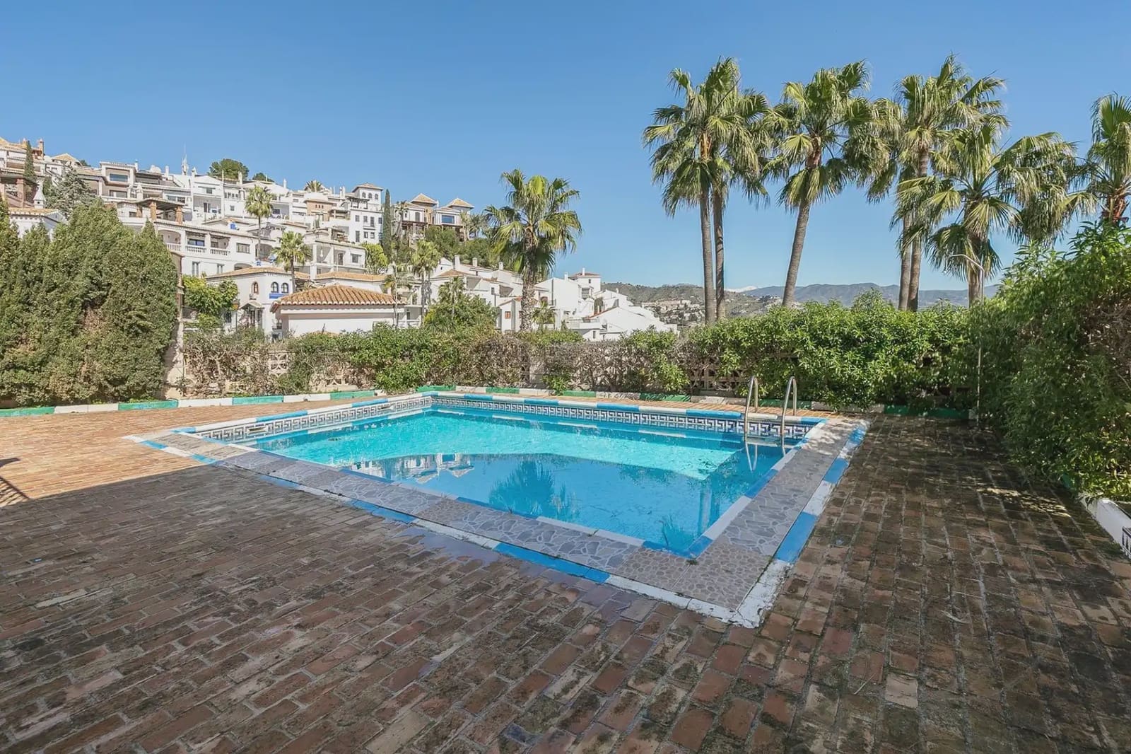 Villa for sale in Almunecar with pool garage - € 1,050,000 (Ref: 9837569)
