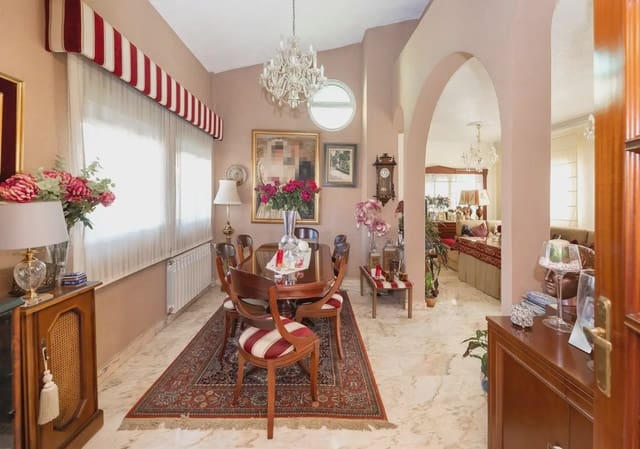 Villa til salgs i Peligros med garasje - € 430 000 (Ref: 9837570)