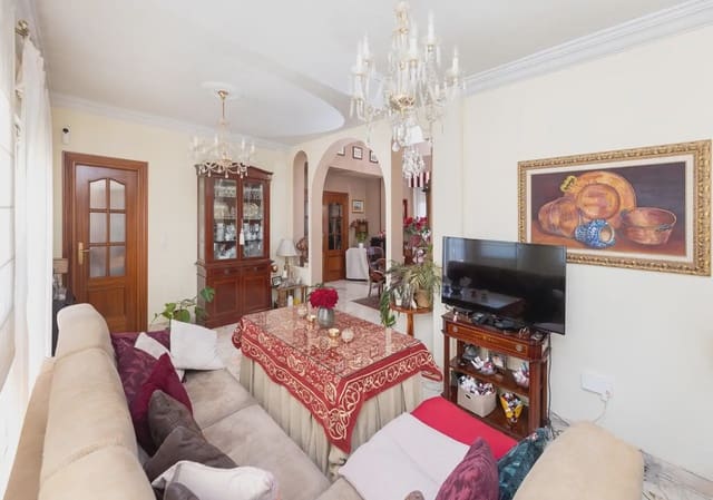 Villa til salgs i Peligros med garasje - € 430 000 (Ref: 9837570)