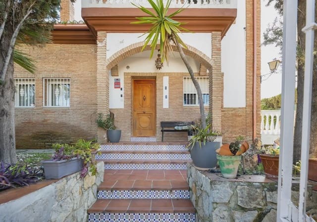 Villa til salgs i Peligros med garasje - € 430 000 (Ref: 9837570)