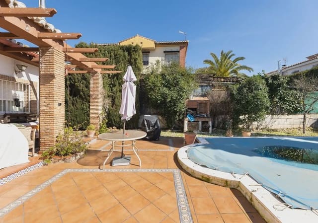 Villa til salgs i Peligros med garasje - € 430 000 (Ref: 9837570)