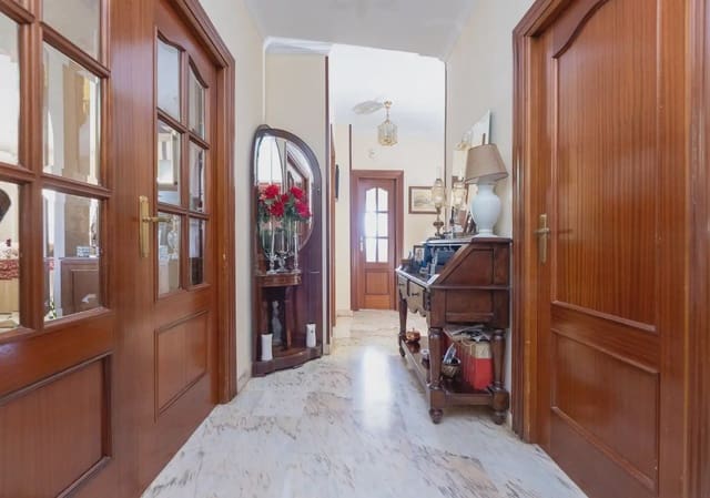 Villa til salgs i Peligros med garasje - € 430 000 (Ref: 9837570)