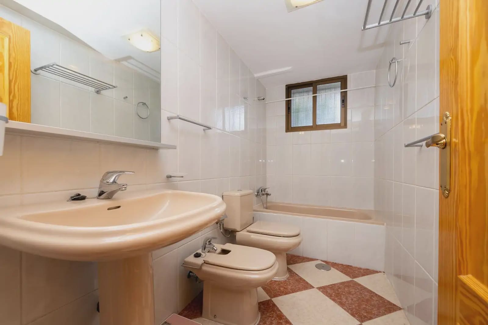 Villa for sale in Otura with pool garage - € 420,000 (Ref: 9837571)