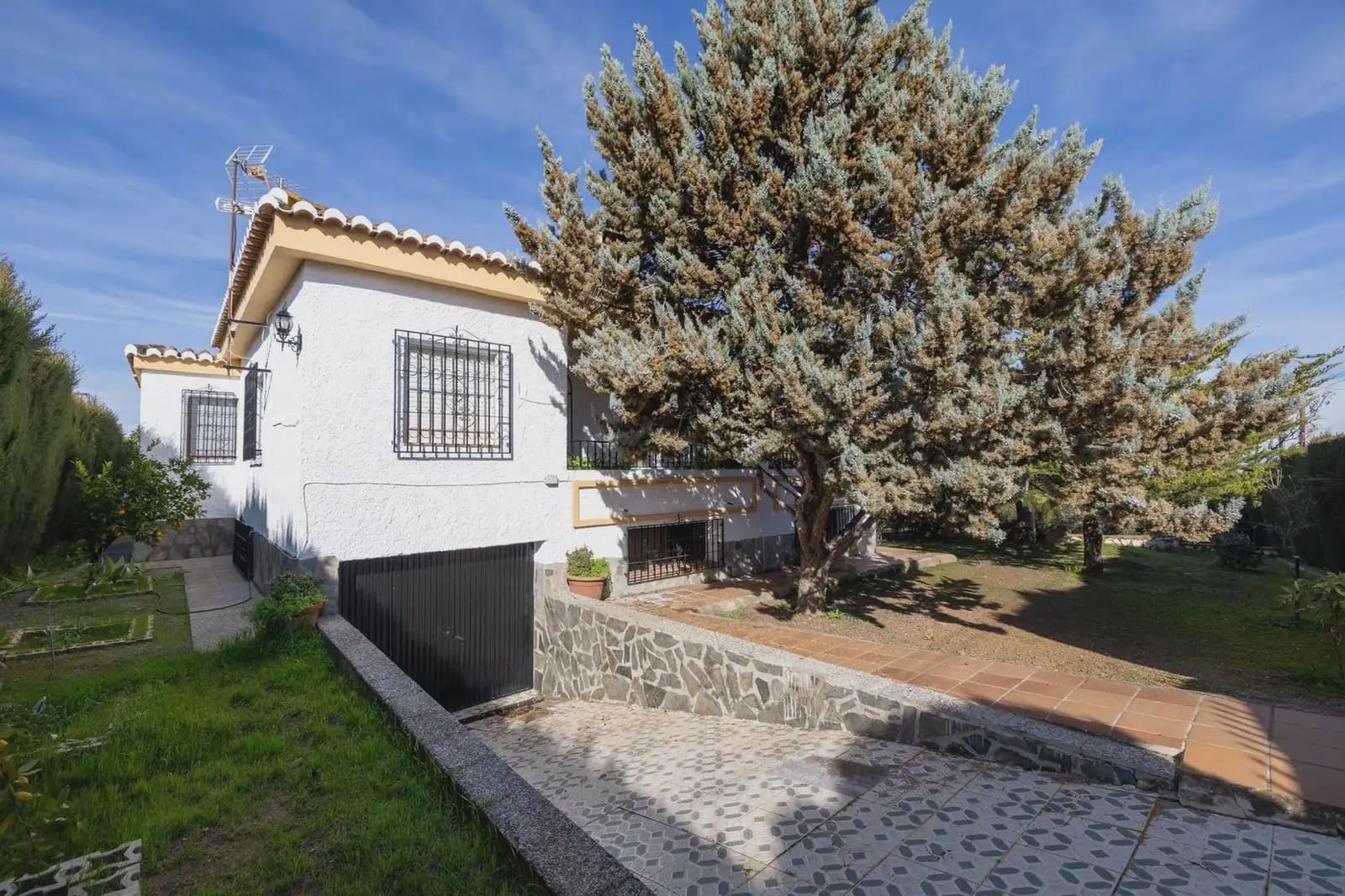 Villa for sale in Otura with pool garage - € 420,000 (Ref: 9837571)