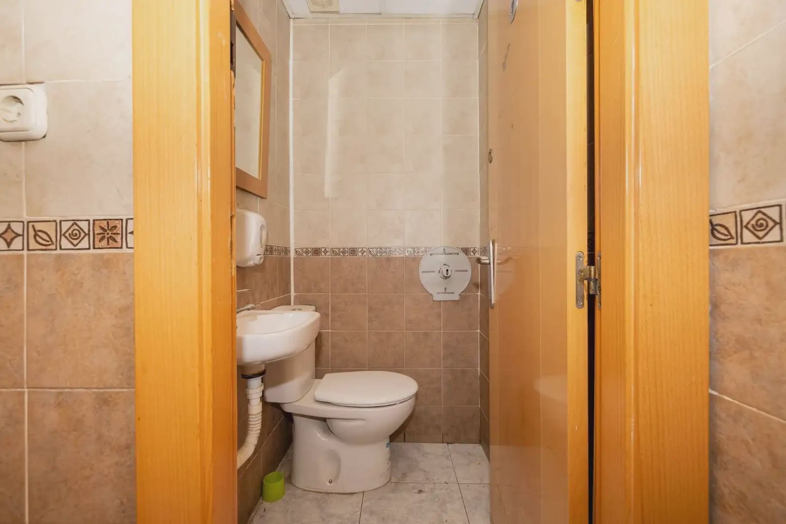 Local Comercial en Granada ciudad en venta - 185.000 € (Ref: 9837578)