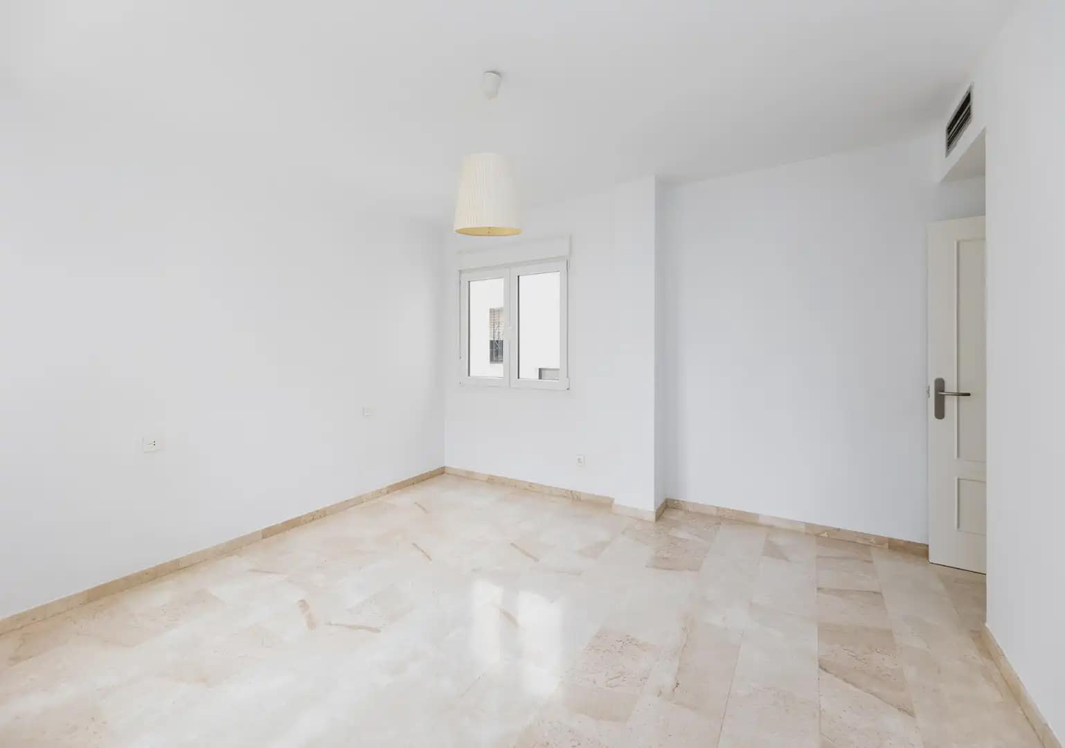 Wohnung zu verkaufen in Granada Stadt - 335.000 € (Ref: 9837579)
