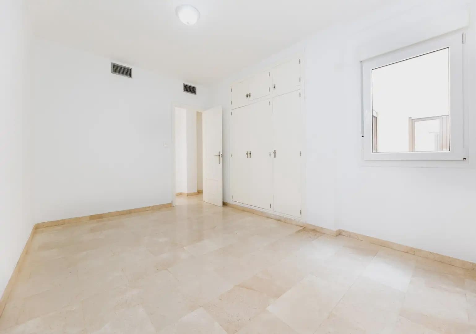Wohnung zu verkaufen in Granada Stadt - 335.000 € (Ref: 9837579)