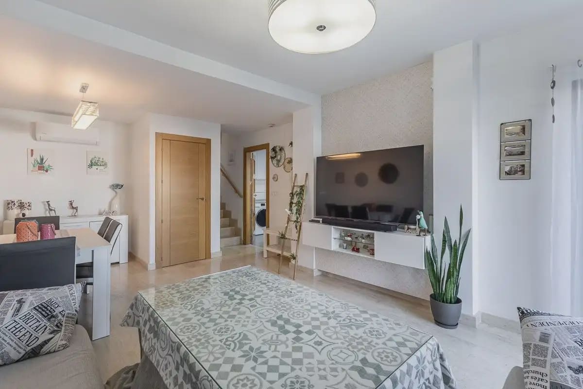 Omakotitalo myytävänä paikassa Las Gabias mukana uima-altaan 
autotalli - 279 000 € (Ref: 9837595)