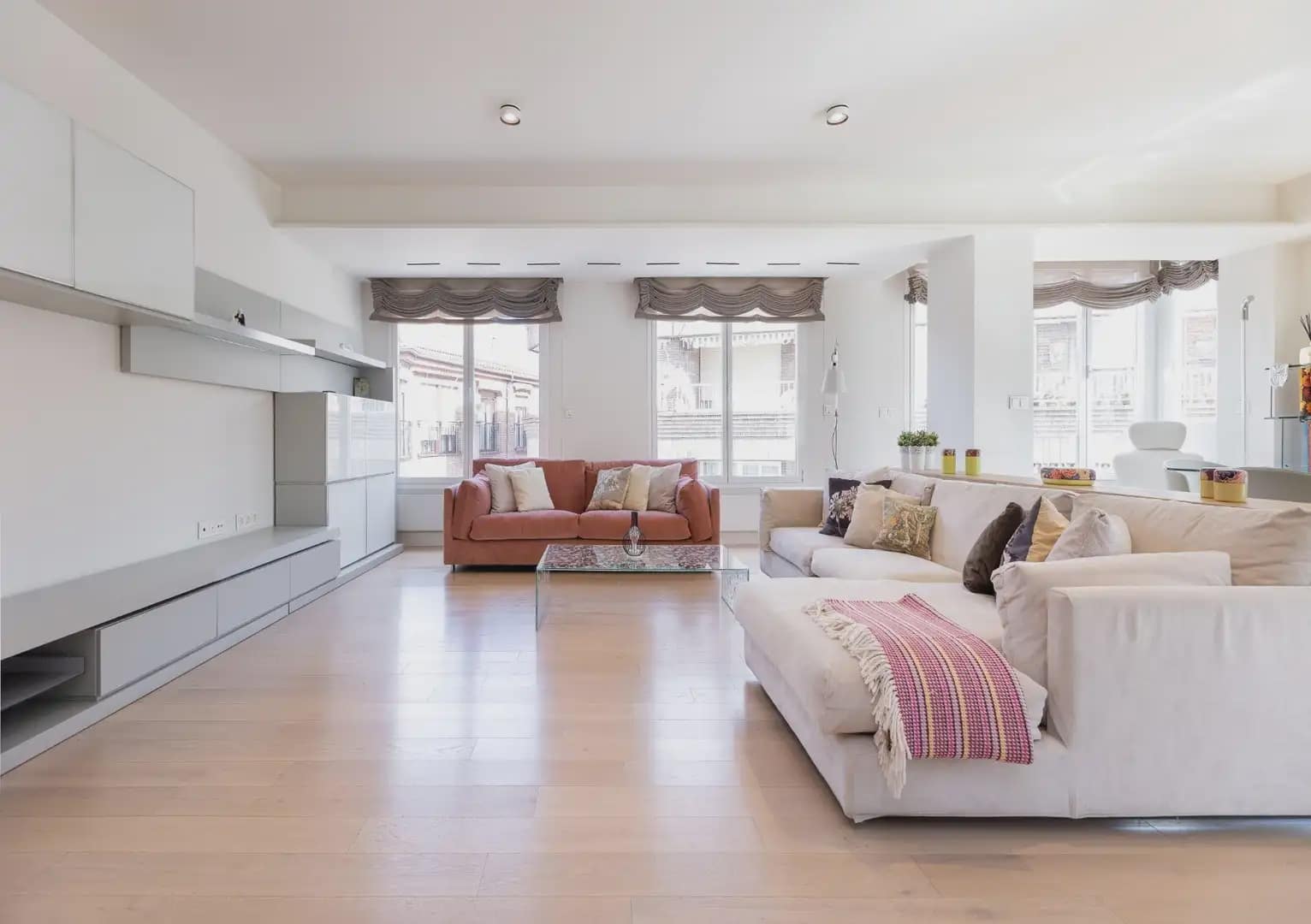 Flat for sale in Granada city - € 890,000 (Ref: 9837599)