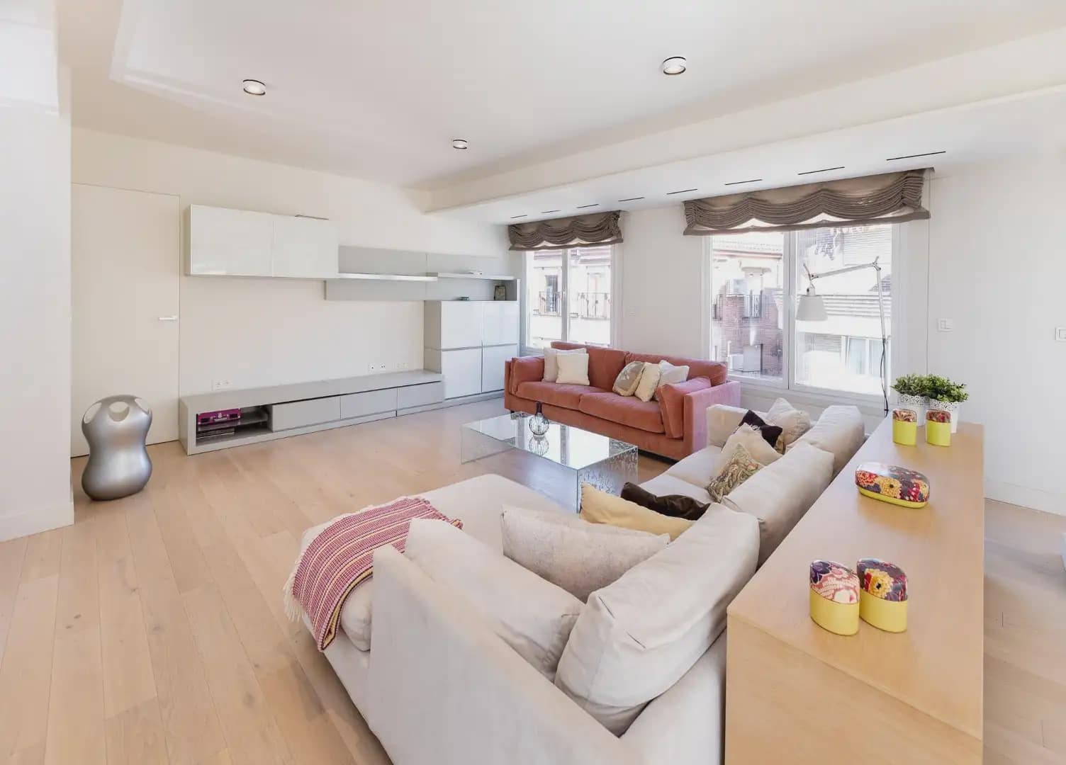 Flat for sale in Granada city - € 890,000 (Ref: 9837599)