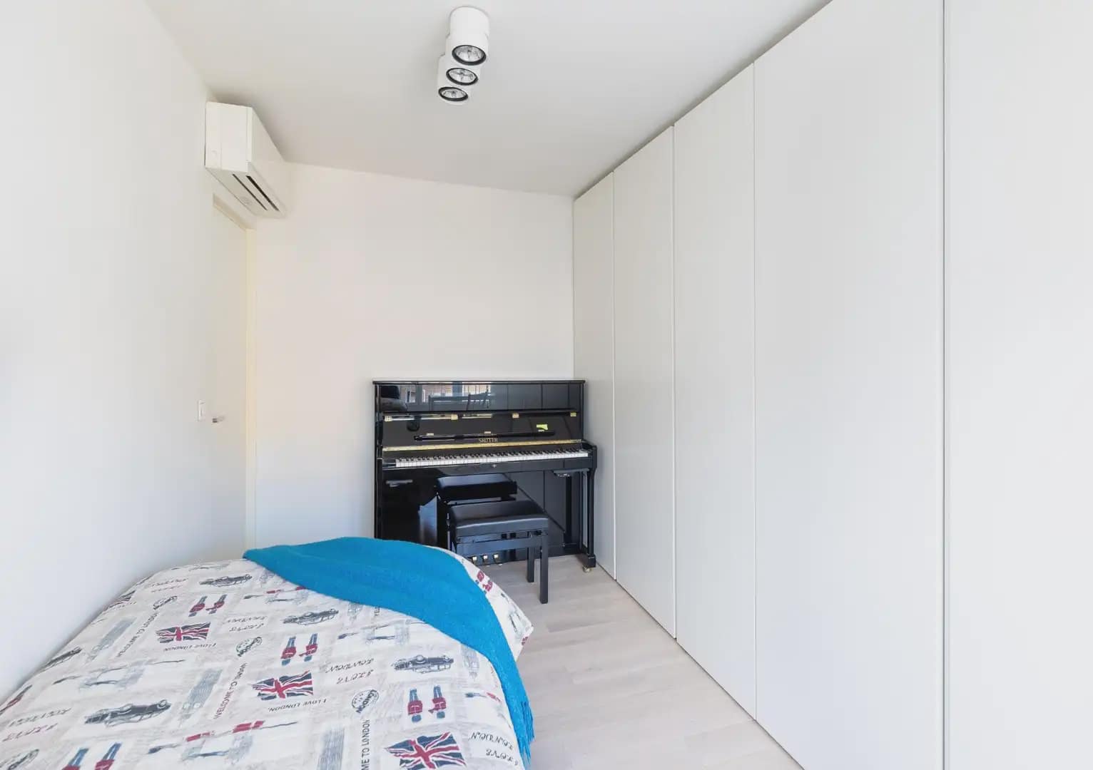 Flat for sale in Granada city - € 890,000 (Ref: 9837599)