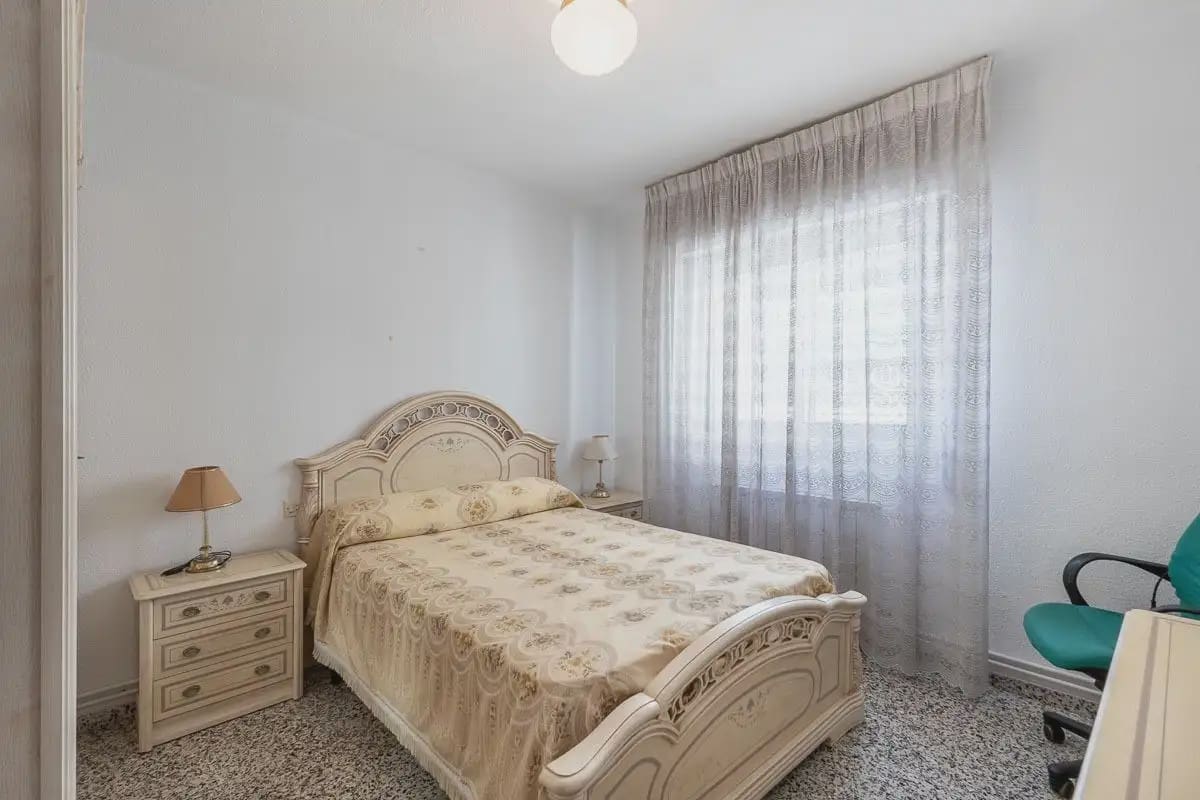 Flat for sale in Granada city - € 248,000 (Ref: 9837601)
