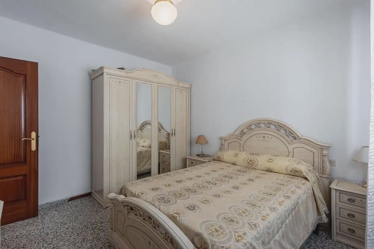 Flat for sale in Granada city - € 248,000 (Ref: 9837601)