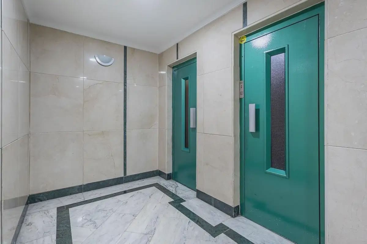 Flat for sale in Granada city - € 248,000 (Ref: 9837601)