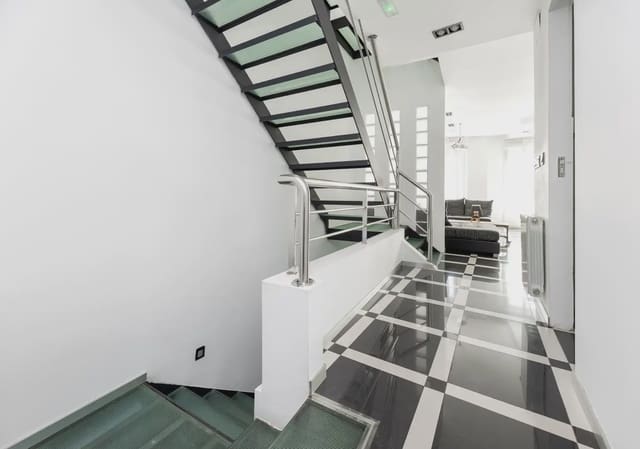 Villa til salgs i Armilla med garasje - € 649 000 (Ref: 9837602)